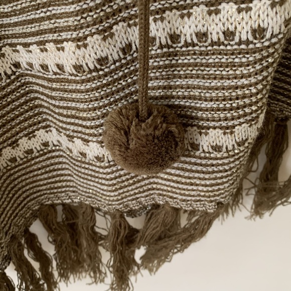 BCBG MAX AZRIA OLIVE GREEN CREAM GOLD METALLIC STRIPE HOOD FRINGE PONCHO SZ S/M - Picture 5 of 10